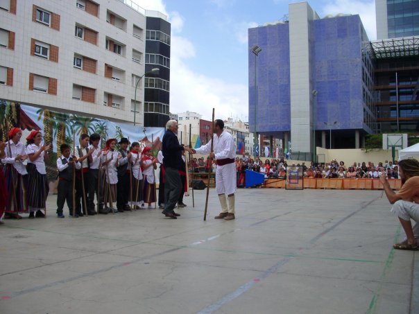Allá por el año 2003 con el Ilustre Jaime O´Shanahan y los niños del Colegio Iberia, en Las Palmas de Gran Canaria.